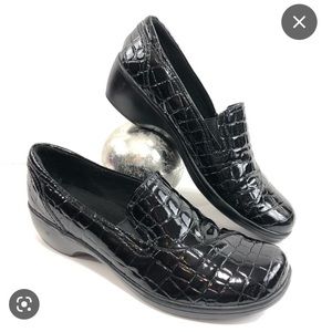 ❤️GORGEOUS AND BRAND NEW CLARKS BLACK FAUX CROC LEATHER LOAFERS IN SIZE 9M❤️